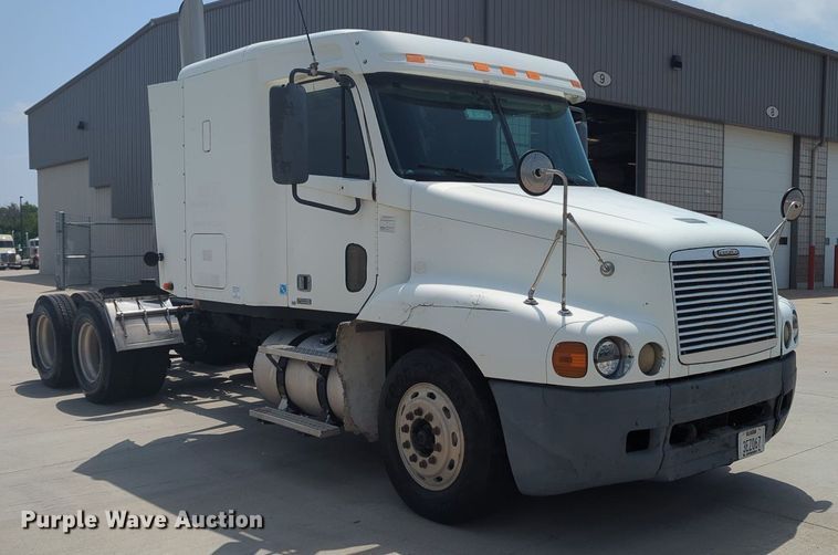 image for item MO9023 2003 Freightliner  semi truck