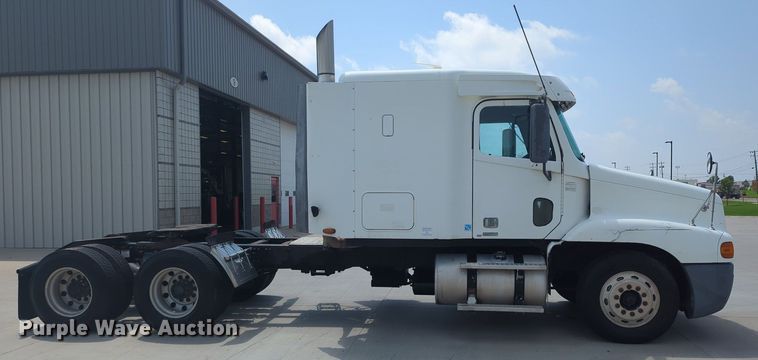 image for item MO9023 2003 Freightliner  semi truck