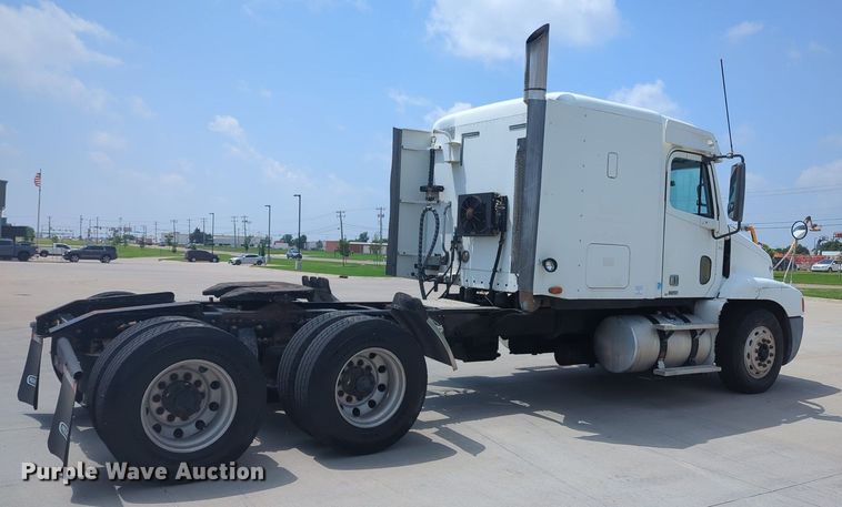 image for item MO9023 2003 Freightliner  semi truck