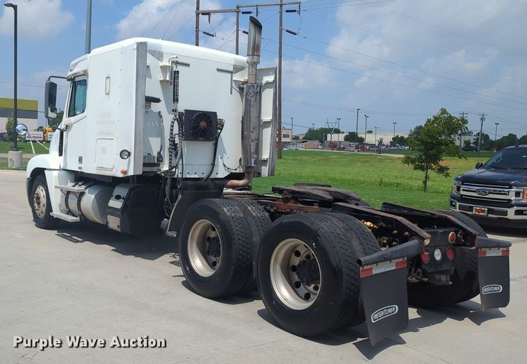 image for item MO9023 2003 Freightliner  semi truck