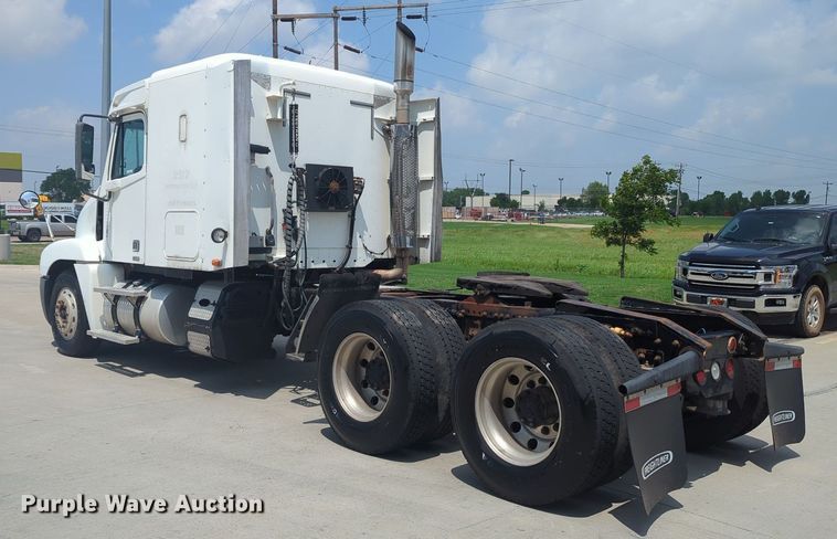 image for item MO9023 2003 Freightliner  semi truck