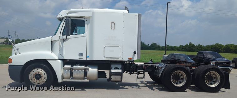 image for item MO9023 2003 Freightliner  semi truck