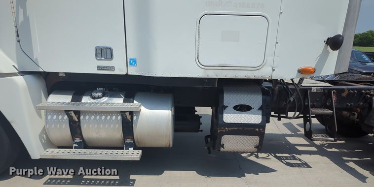 image for item MO9023 2003 Freightliner  semi truck