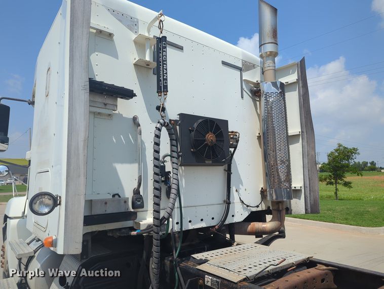 image for item MO9023 2003 Freightliner  semi truck