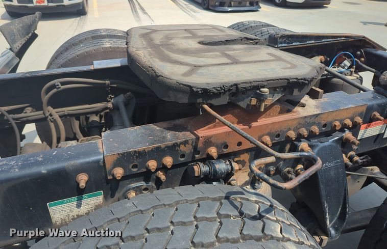 image for item MO9023 2003 Freightliner  semi truck