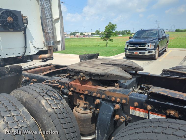 image for item MO9023 2003 Freightliner  semi truck