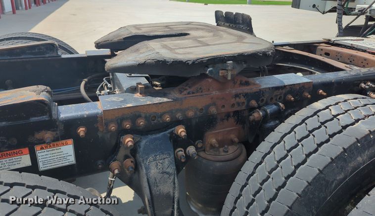 image for item MO9023 2003 Freightliner  semi truck