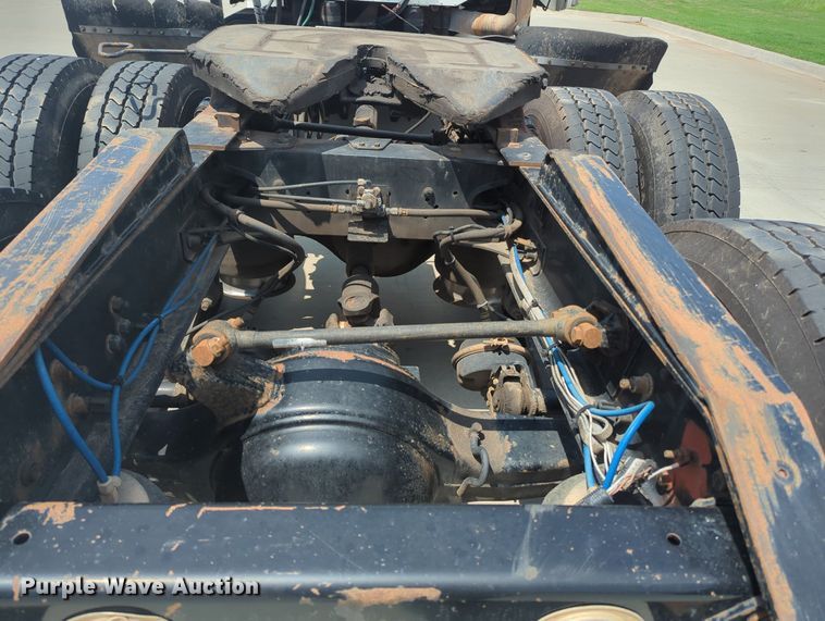 image for item MO9023 2003 Freightliner  semi truck