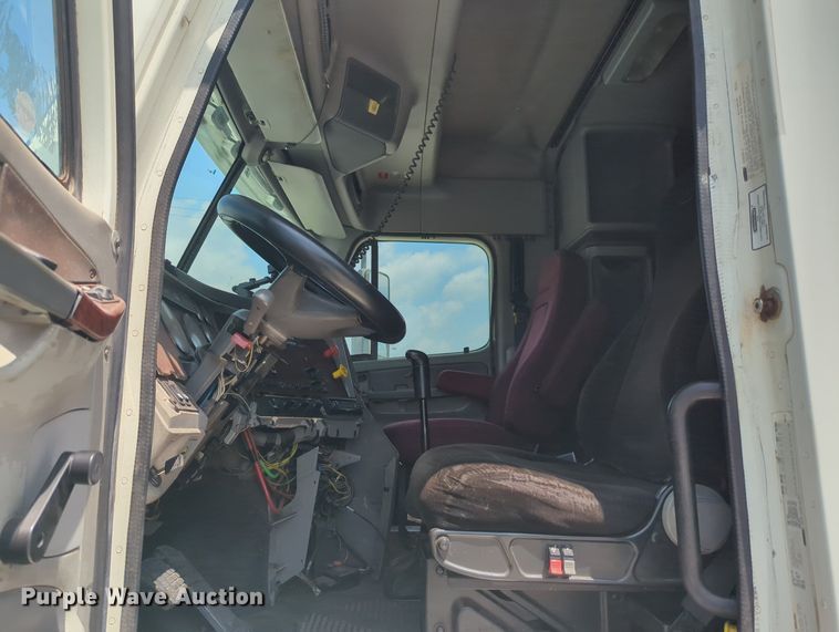 image for item MO9023 2003 Freightliner  semi truck