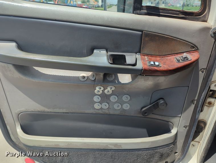 image for item MO9023 2003 Freightliner  semi truck