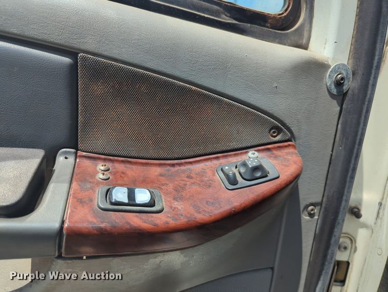 image for item MO9023 2003 Freightliner  semi truck