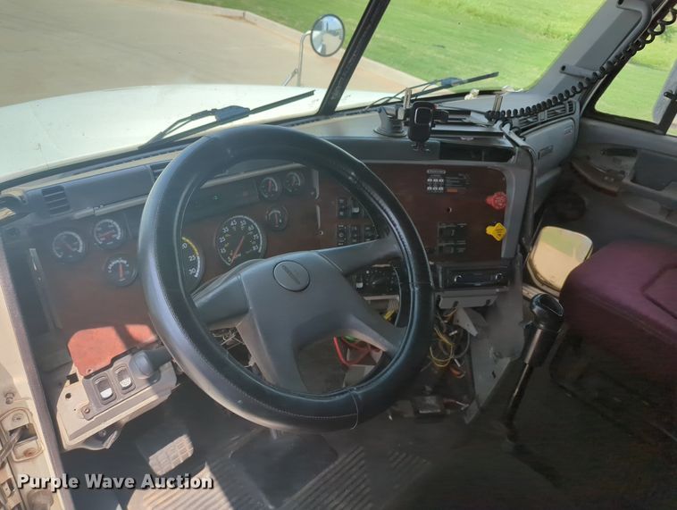 image for item MO9023 2003 Freightliner  semi truck