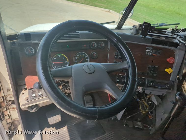 image for item MO9023 2003 Freightliner  semi truck