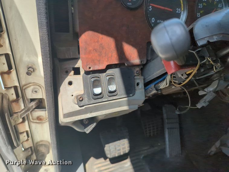 image for item MO9023 2003 Freightliner  semi truck