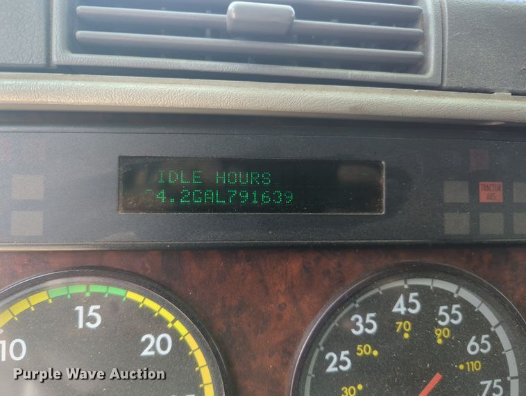 image for item MO9023 2003 Freightliner  semi truck