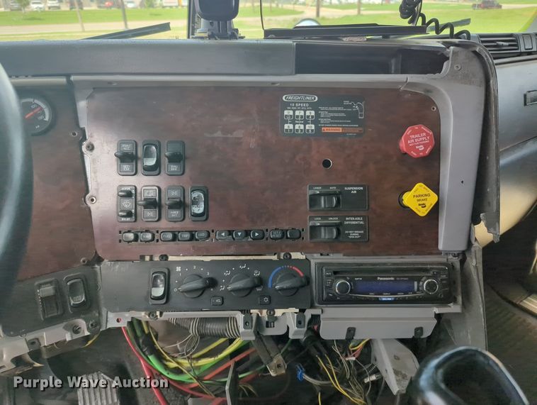 image for item MO9023 2003 Freightliner  semi truck