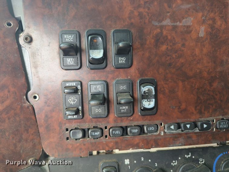 image for item MO9023 2003 Freightliner  semi truck