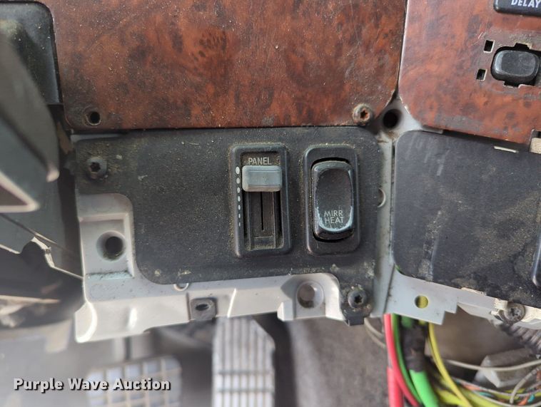 image for item MO9023 2003 Freightliner  semi truck