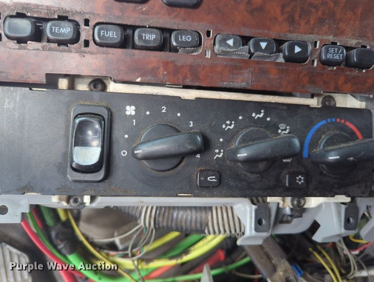 image for item MO9023 2003 Freightliner  semi truck