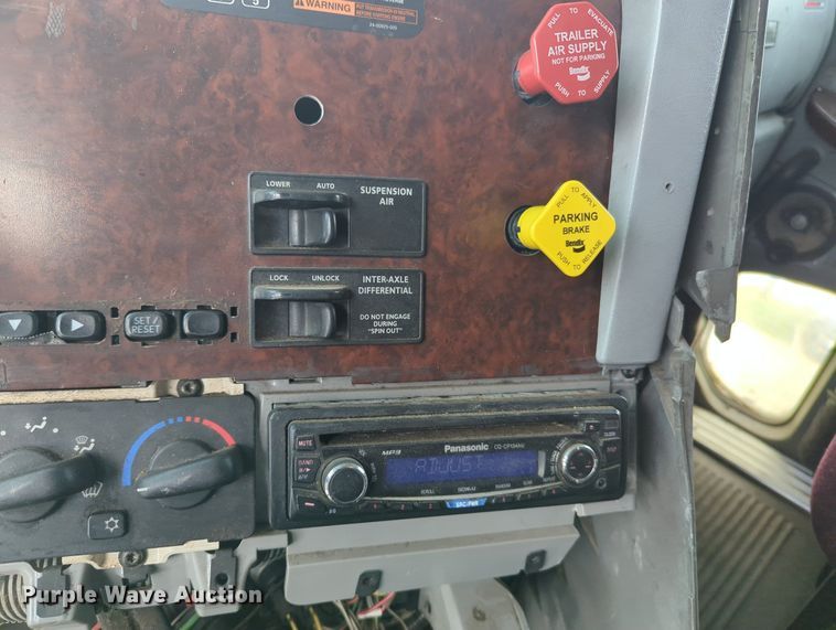 image for item MO9023 2003 Freightliner  semi truck