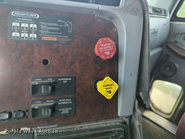 image for item MO9023 2003 Freightliner  semi truck