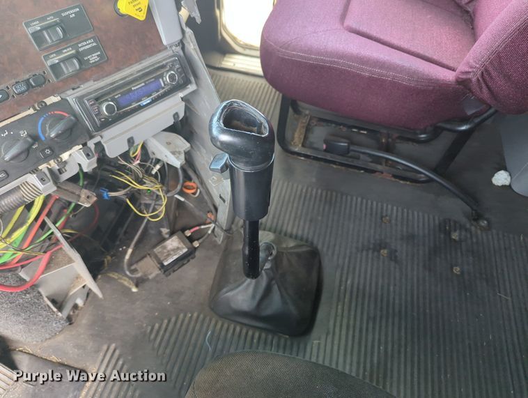 image for item MO9023 2003 Freightliner  semi truck