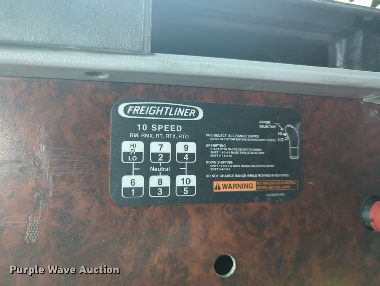 image for item MO9023 2003 Freightliner  semi truck