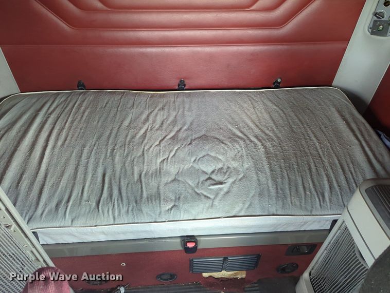 image for item MO9023 2003 Freightliner  semi truck