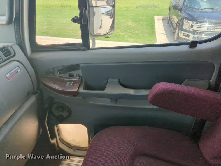 image for item MO9023 2003 Freightliner  semi truck