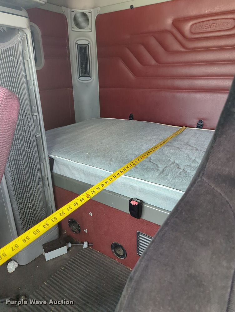 image for item MO9023 2003 Freightliner  semi truck