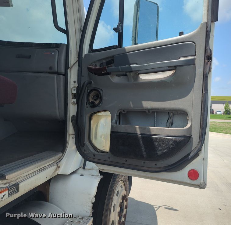 image for item MO9023 2003 Freightliner  semi truck