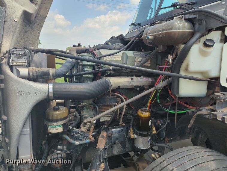 image for item MO9023 2003 Freightliner  semi truck