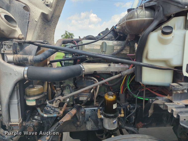 image for item MO9023 2003 Freightliner  semi truck