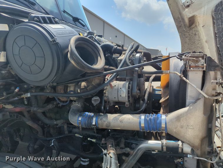 image for item MO9023 2003 Freightliner  semi truck