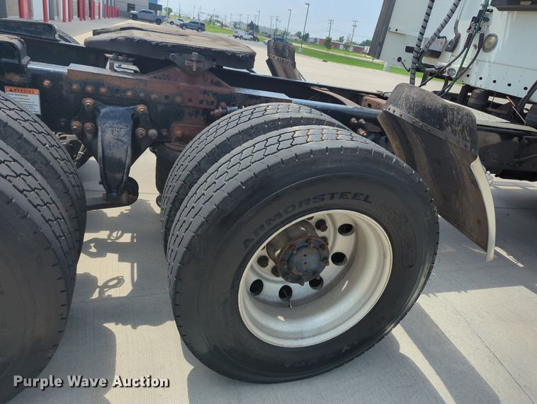 image for item MO9023 2003 Freightliner  semi truck