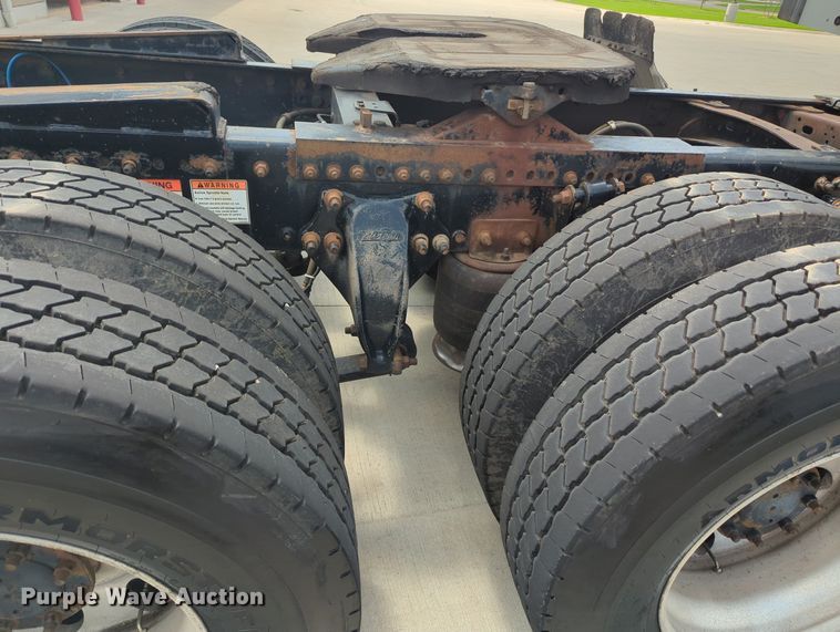 image for item MO9023 2003 Freightliner  semi truck