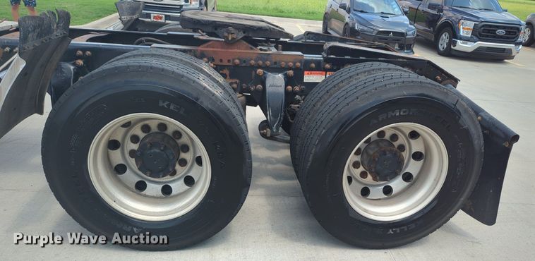 image for item MO9023 2003 Freightliner  semi truck