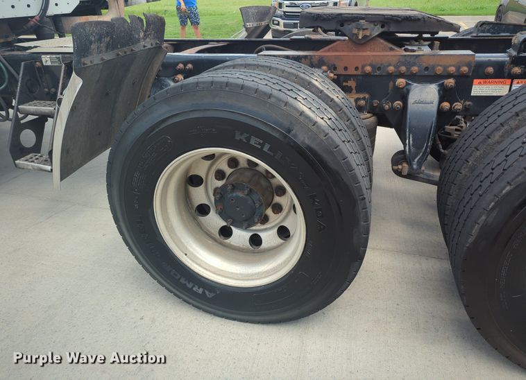 image for item MO9023 2003 Freightliner  semi truck