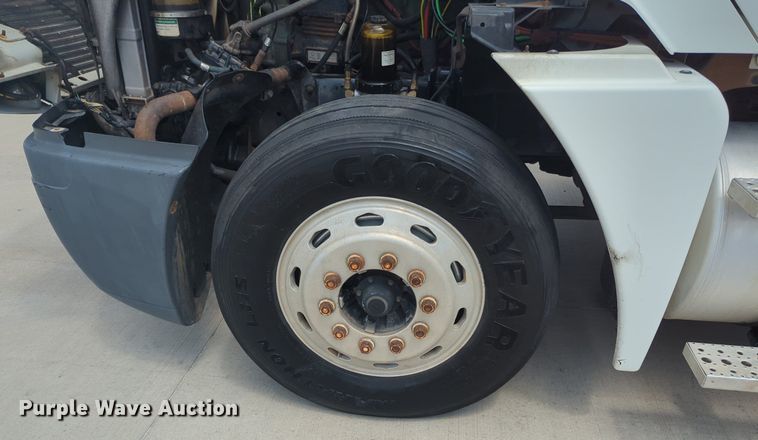 image for item MO9023 2003 Freightliner  semi truck