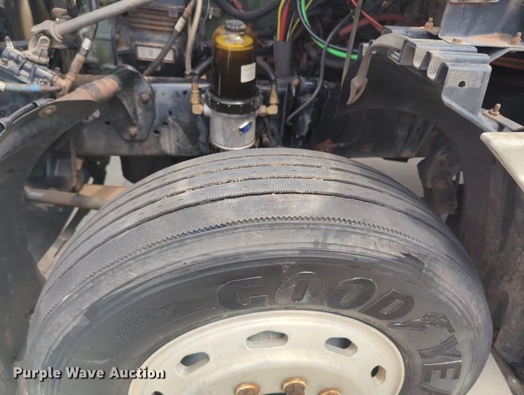 image for item MO9023 2003 Freightliner  semi truck