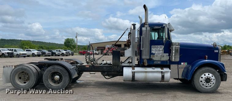 image for item MR9070 2007 Freightliner FLD  semi truck