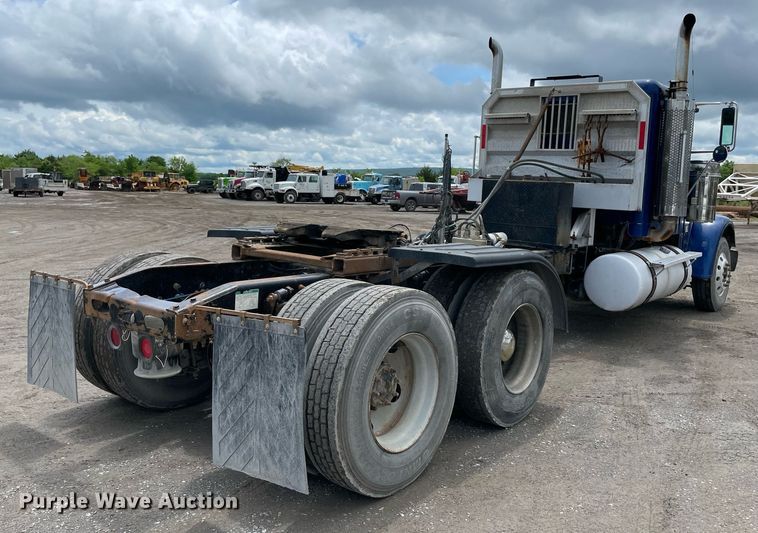 image for item MR9070 2007 Freightliner FLD  semi truck