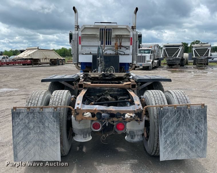 image for item MR9070 2007 Freightliner FLD  semi truck