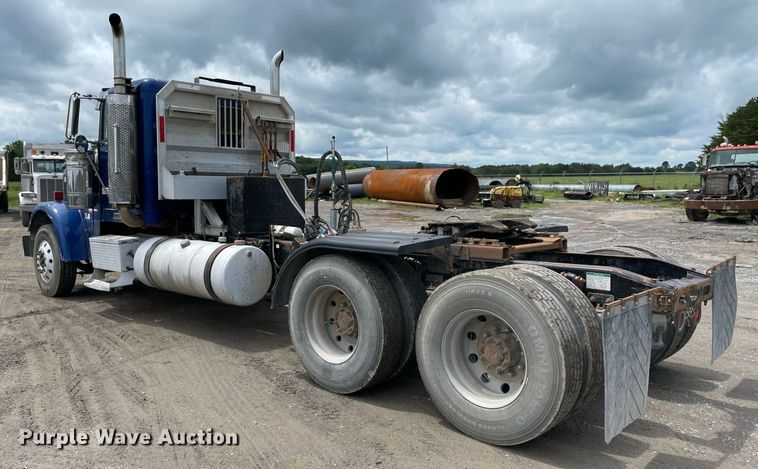 image for item MR9070 2007 Freightliner FLD  semi truck