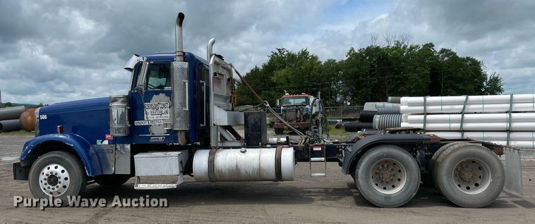 image for item MR9070 2007 Freightliner FLD  semi truck
