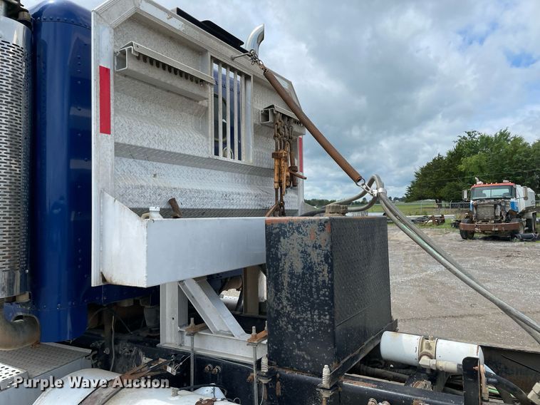 image for item MR9070 2007 Freightliner FLD  semi truck