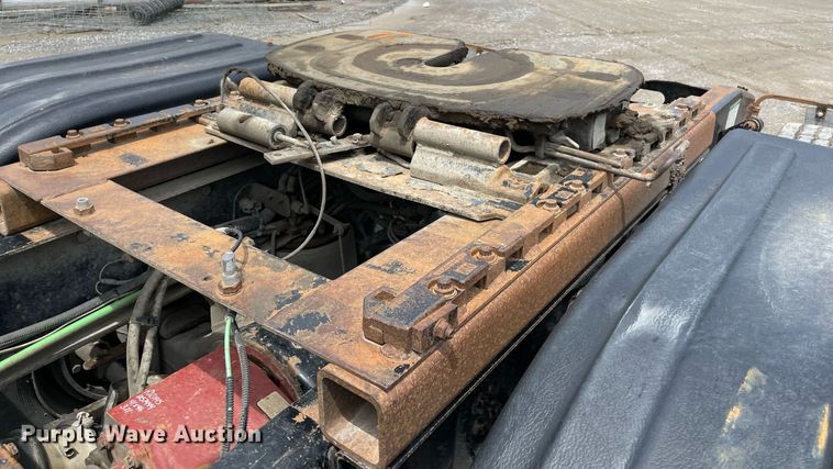 image for item MR9070 2007 Freightliner FLD  semi truck