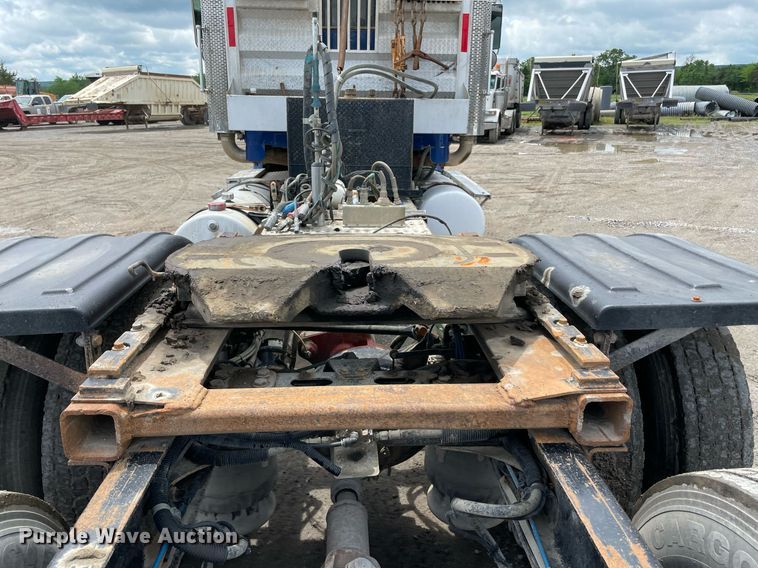 image for item MR9070 2007 Freightliner FLD  semi truck