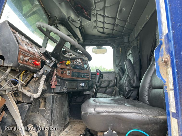 image for item MR9070 2007 Freightliner FLD  semi truck