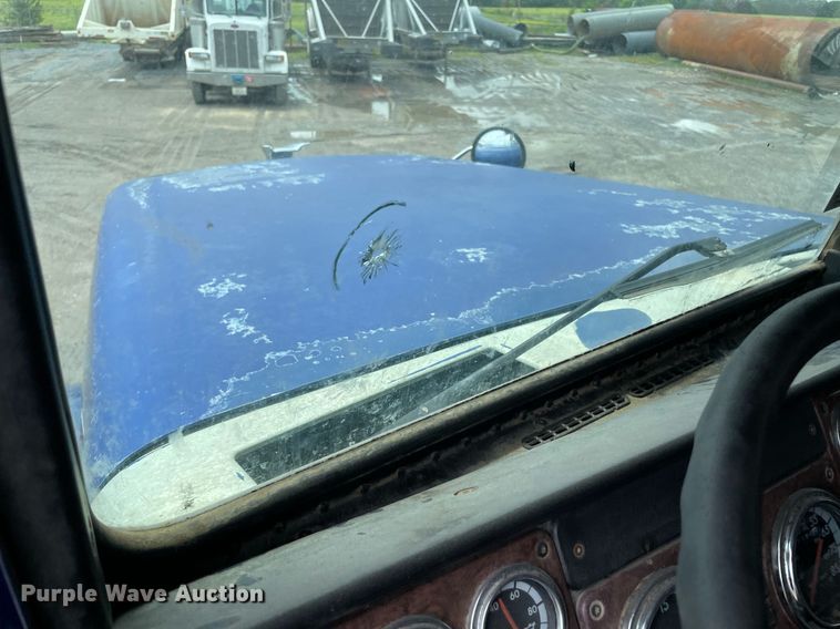 image for item MR9070 2007 Freightliner FLD  semi truck